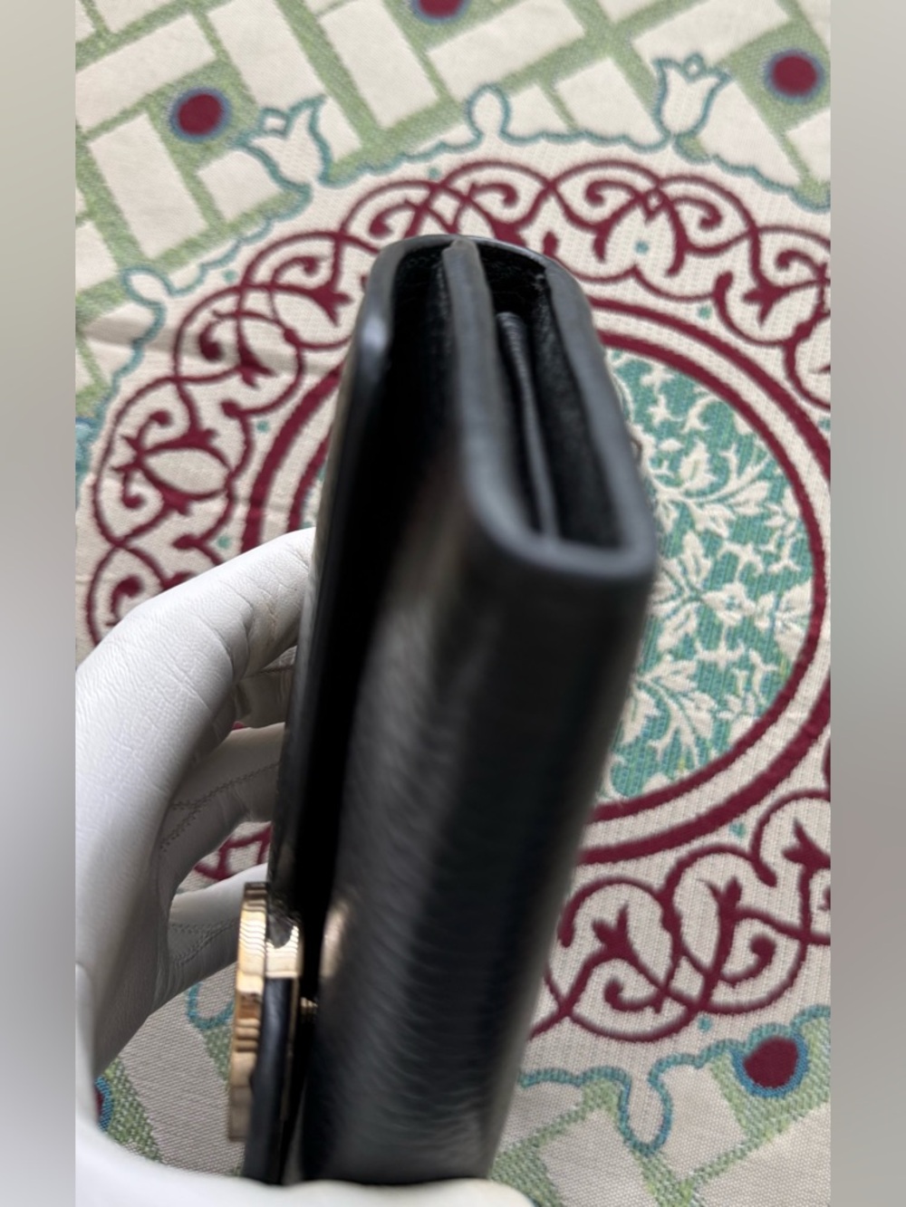 Gucci Black Leather Wallet with Gold Interlocking G - Picture 10 of 16